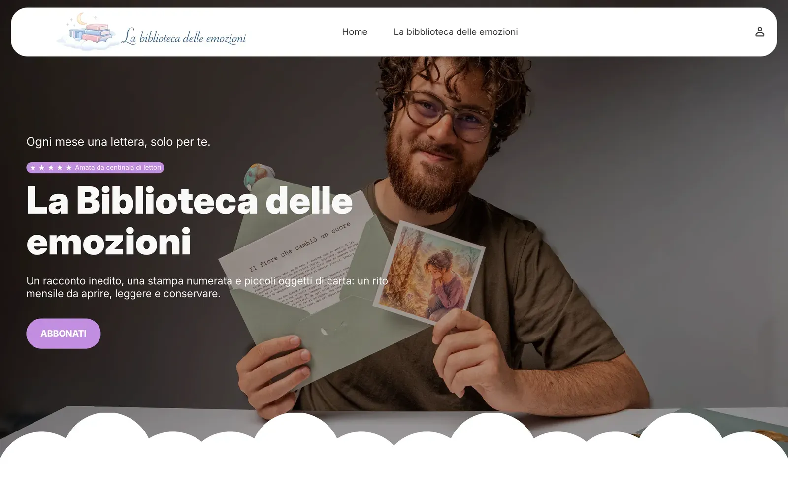 Home de la tienda Shopify de La Biblioteca delle Emozioni en labibliotecadelleemozioni.com: la fundadora sosteniendo una carta y una lámina ilustrada, con un botón de suscripción
