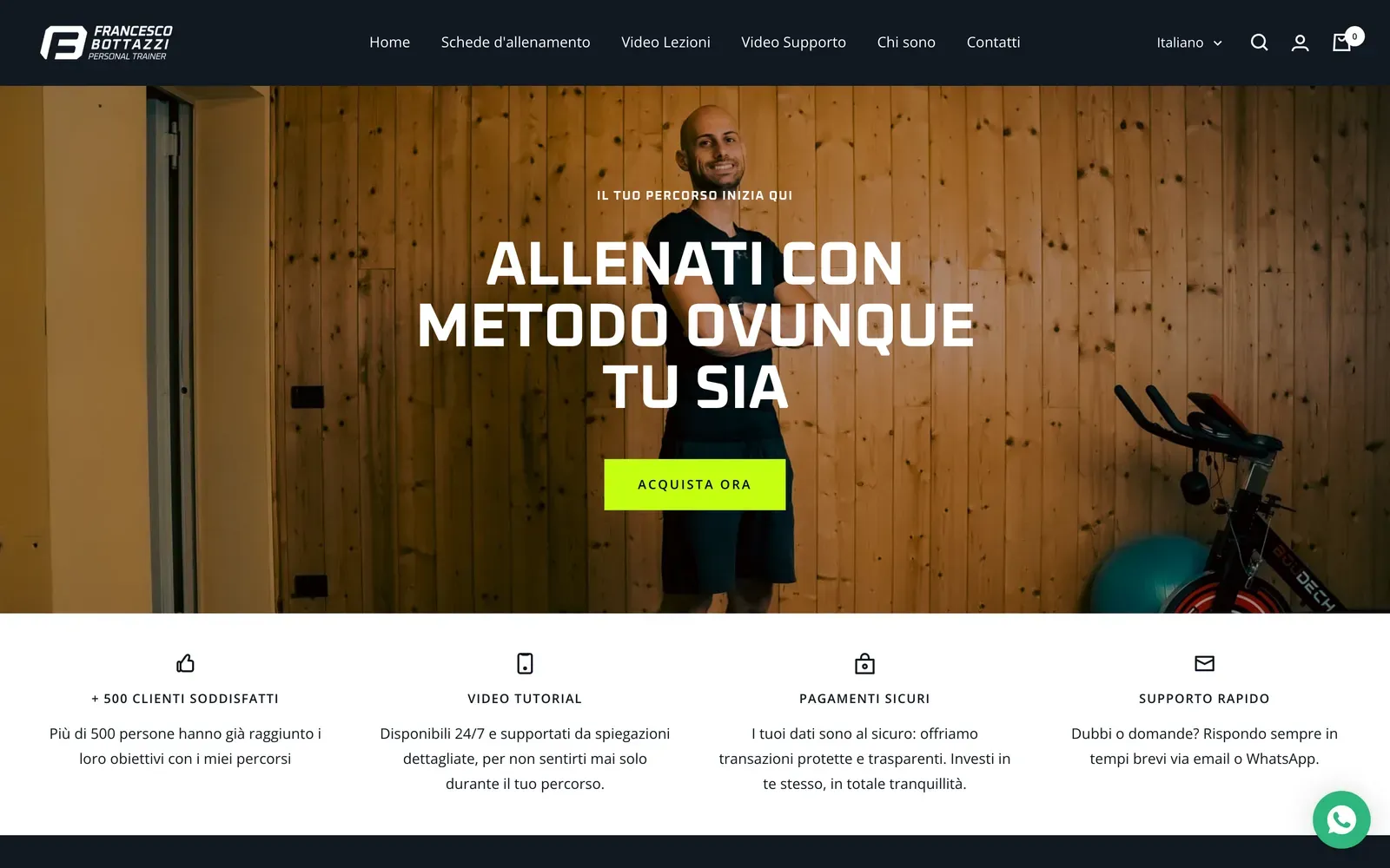 Home de la tienda Shopify de Francesco Bottazzi en francescobottazzipt.it: el entrenador con los brazos cruzados en un gimnasio con paneles de madera y un botón de compra