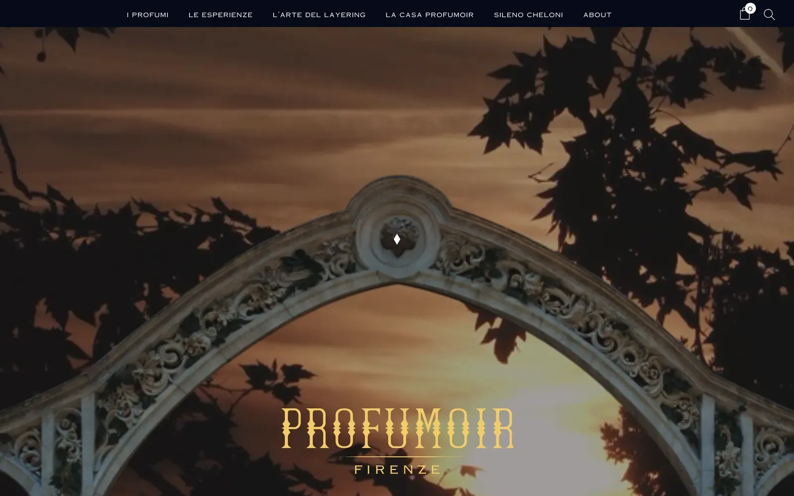 Home de la tienda Shopify de Profumoir en profumoir.com: un fotograma de vídeo a sangre de un arco de piedra ornamentado contra un cielo al atardecer, el logotipo dorado Profumoir Firenze y una barra de navegación oscura y estrecha