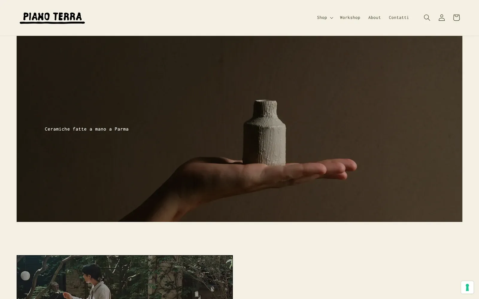 Home de la tienda Shopify de Piano Terra Ceramiche en pianoterraceramiche.com: el logo Piano Terra dibujado a mano sobre crema, una mano abierta sosteniendo un pequeño jarrón con textura y la frase Ceramiche fatte a mano a Parma