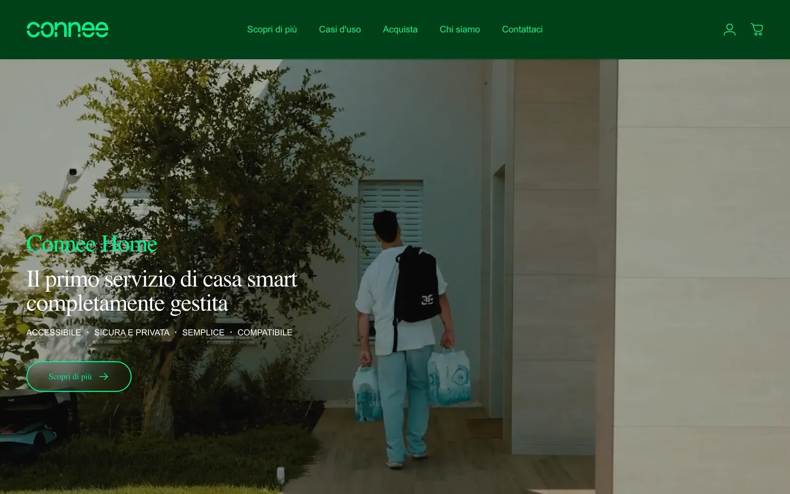 Home de la tienda Shopify de Connee, archivada en febrero de 2025: una cabecera verde oscuro con el logo connee y una foto a sangre de un hombre llevando bolsas de la compra hacia la puerta de una casa inteligente, bajo la frase Il primo servizio di casa smart completamente gestita