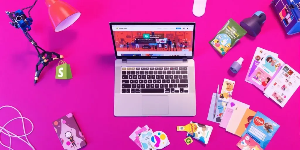 Laptop and product samples for dropshipping on Shopify.
